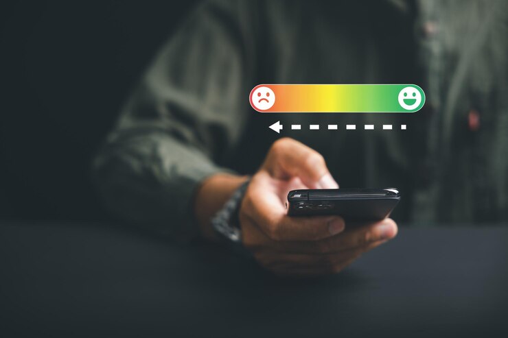 شخصی در حال کار با موبایل و نوار ریتینگ از خوب تا بد و سبز تا قرمز